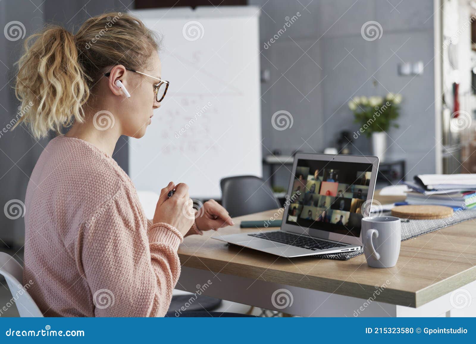teacher while conducting online classes