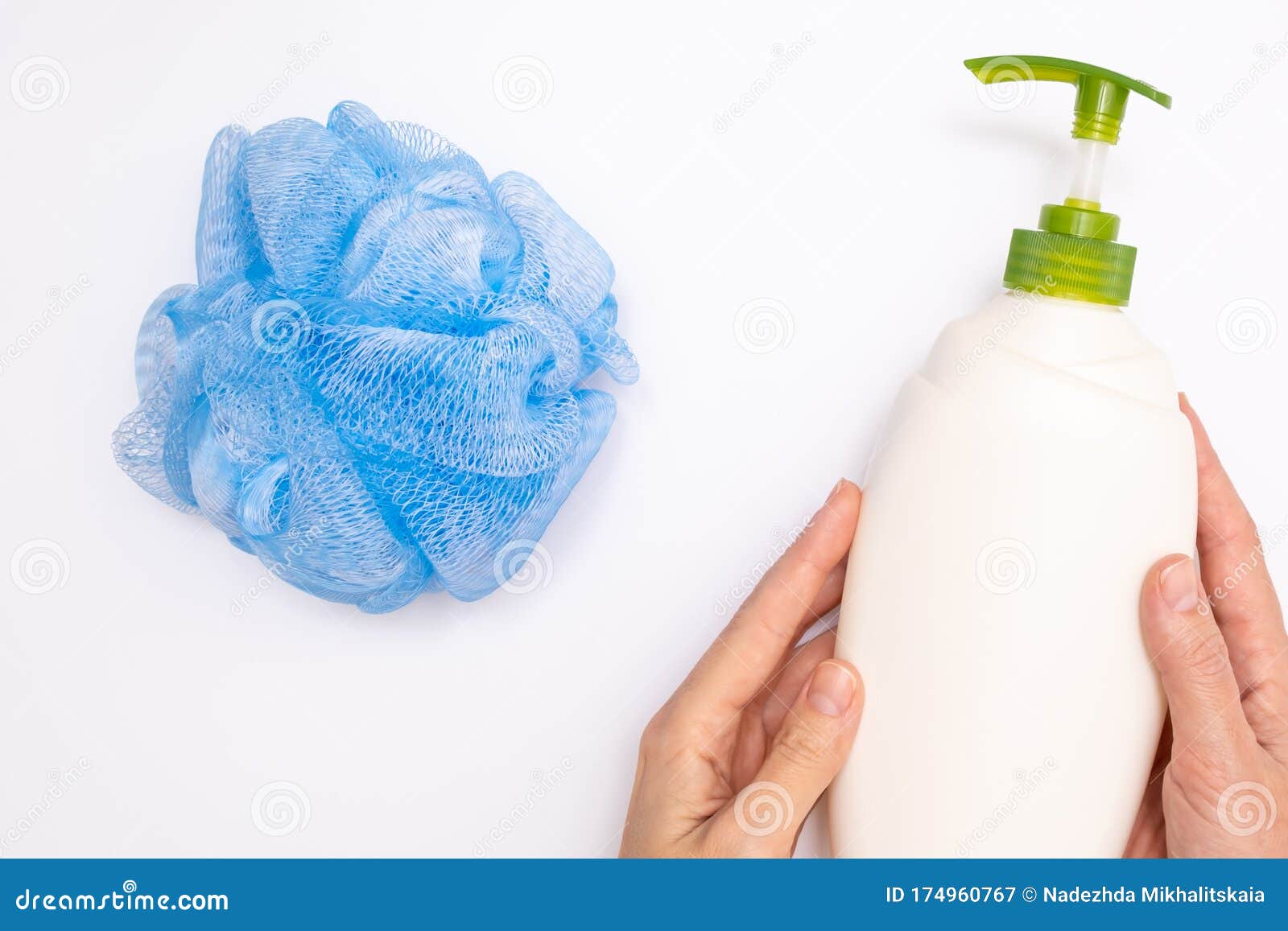 willekeurig chef steekpenningen Female Woman Hands Holding Shower Accessories, Shower Gel, Body Wash and a  Blue Sponge Stock Image - Image of organic, body: 174960767