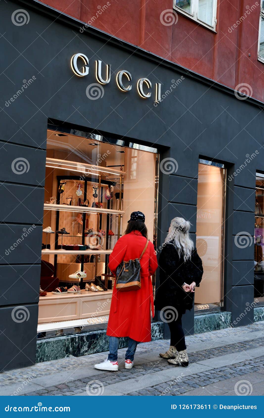 FEMALE WVIO SHOPPER GUCCI STORE Editorial - of editorial, benhavn: 126173611