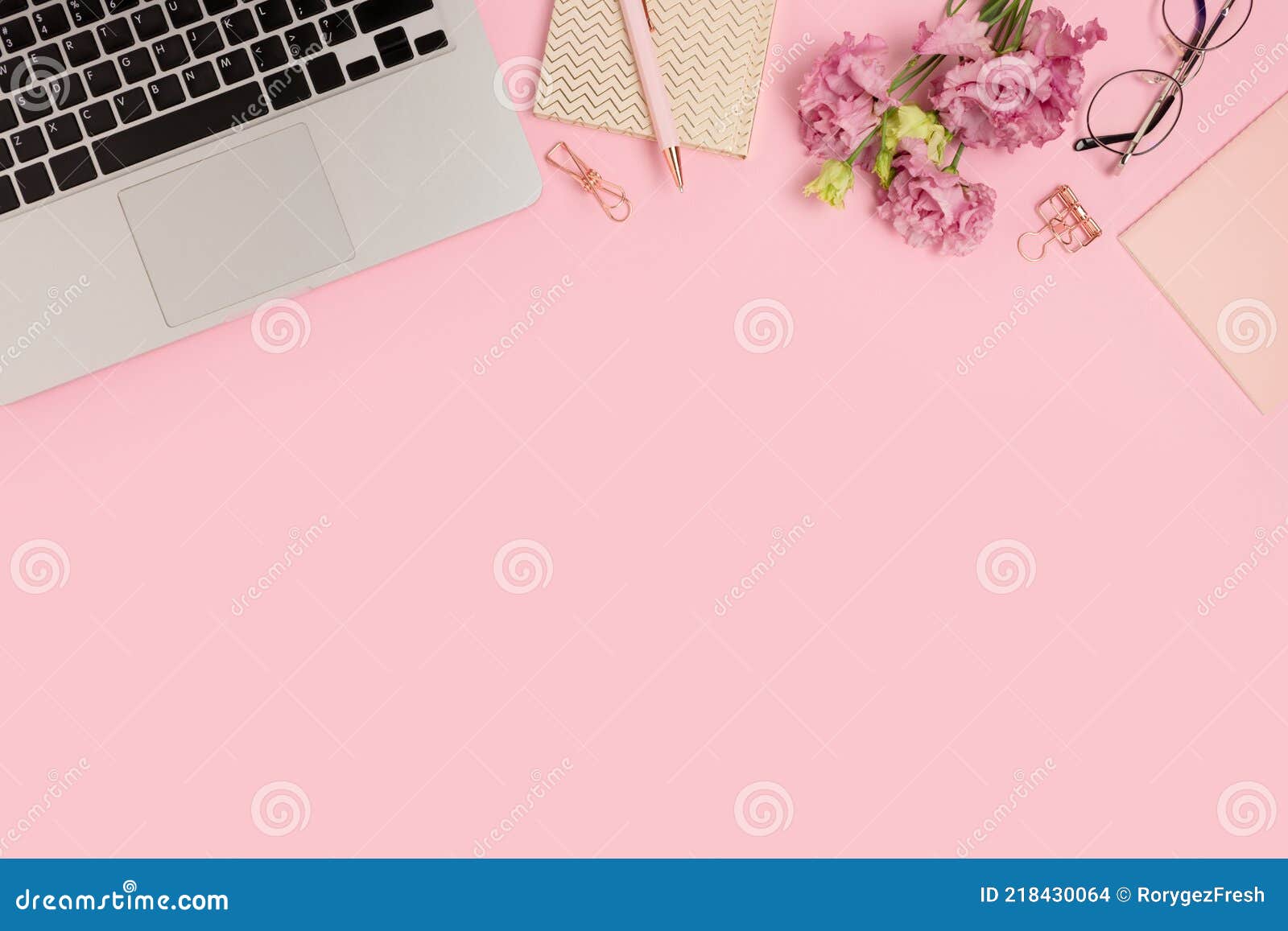 Với văn phòng nữ tính, bạn sẽ cảm thấy như đang làm việc tại một không gian sang trọng và đầy phong cách. Với các chi tiết như màu hồng tươi sáng, hoa tươi và phụ kiện giản đơn, đây là một không gian làm việc đầy sức sống và năng lượng tích cực. 