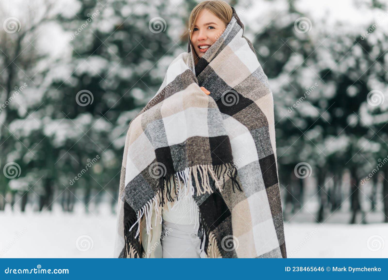 Femme à Couverture Chaude Debout à L'extérieur Pendant L'hiver