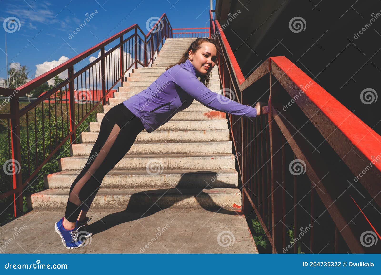 Femme à Faire Des Pompes Sur Les Escaliers Sur Le Concept Urbain De Sport  De La Rue Photo stock - Image du ville, concentré: 204735322