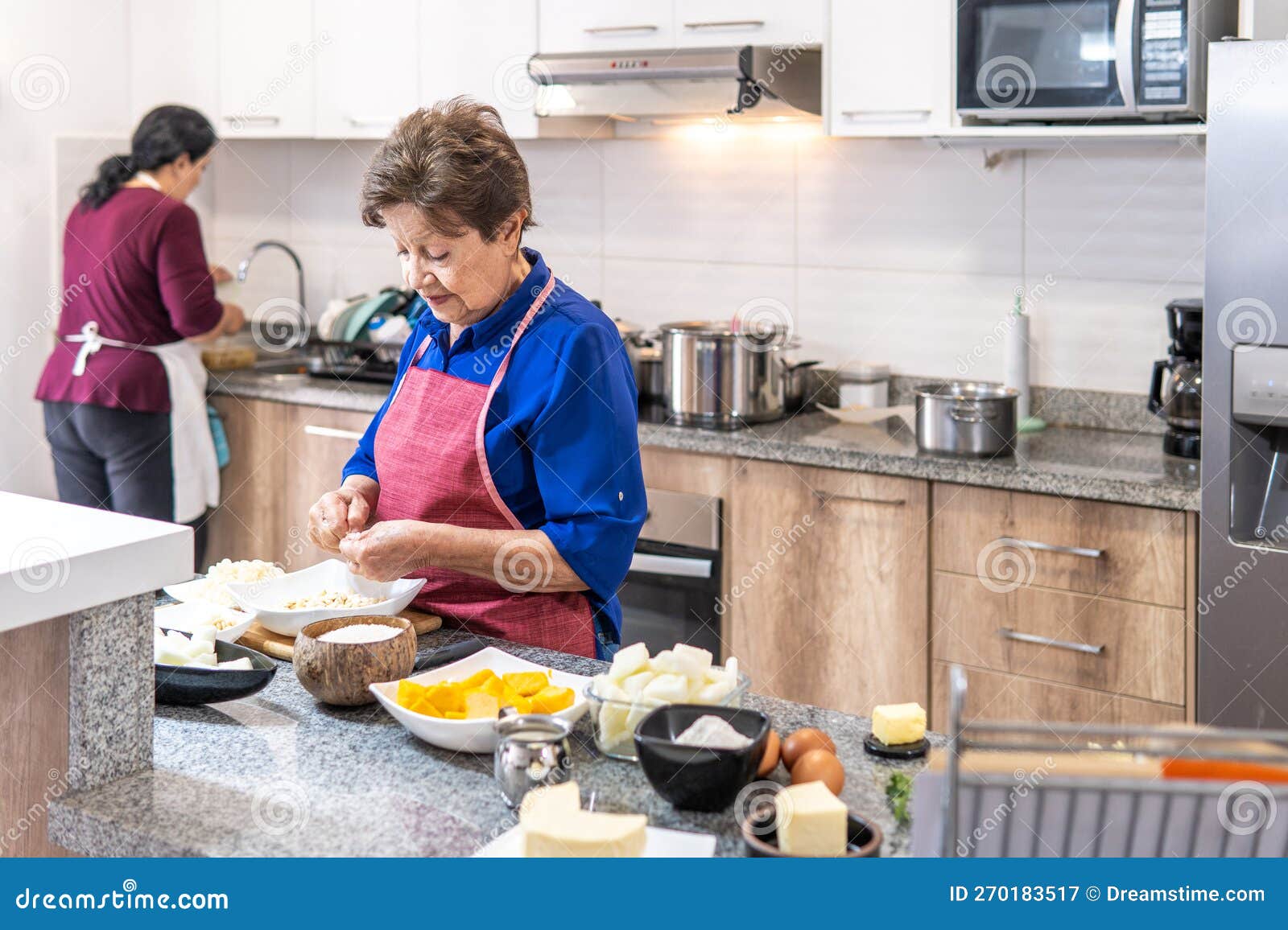 Femme âgée Lave La Table De Cuisine Avec Un Chiffon Doux Photo stock -  Image du femme, loisirs: 272973616