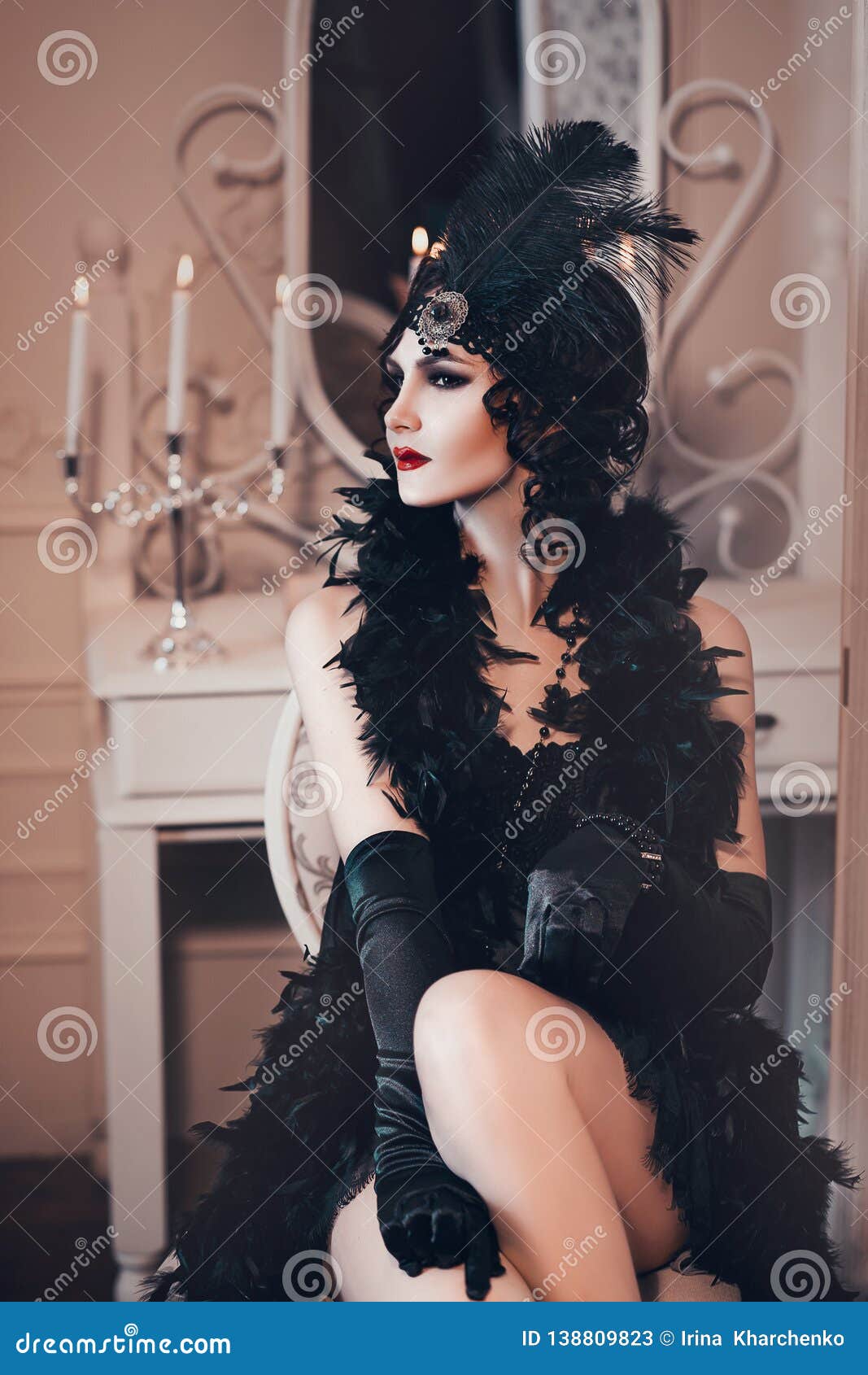 Mode rétro femme élégante, robe noire classique, années 1920