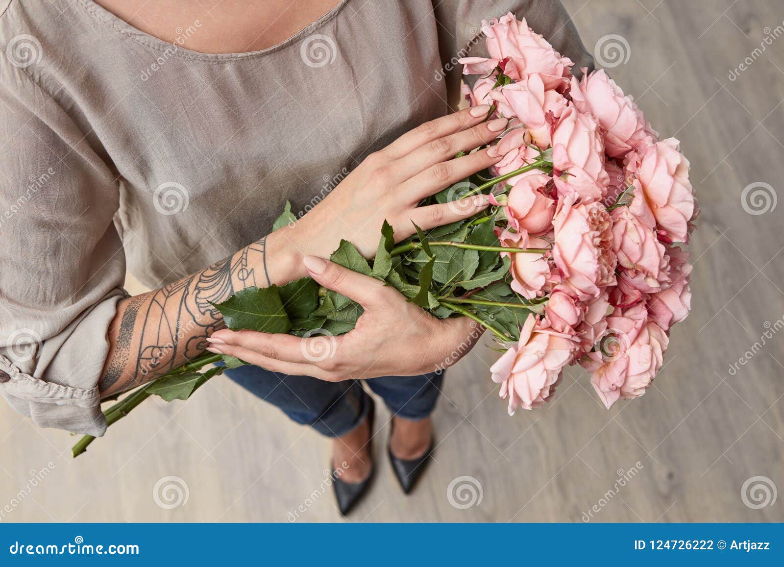 Femme élégante Tenant Un Bouquet Des Roses Roses Dans Des