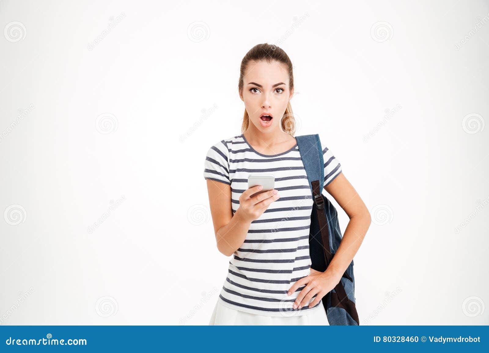 Femme Etonnee Avec Le Sac A Dos Tenant Le Smartphone Et Regardant