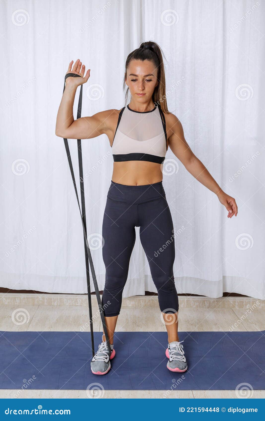 Femme Active Faisant De L'exercice Bicep Avec Bande De Résistance Photo  stock - Image du maison, biceps: 221594448