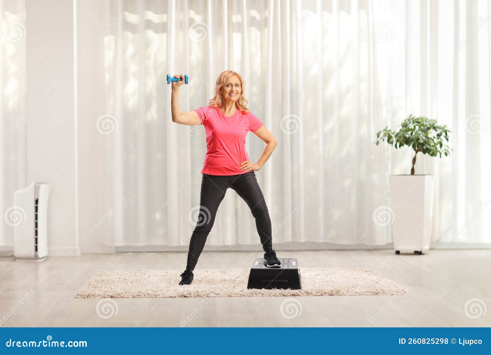 Portrait D'une Femme Utilisant Une Application De Fitness Faisant