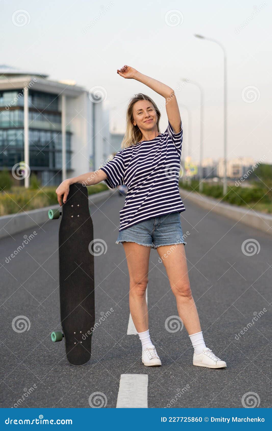 Femme Adulte Patiner Sur Le Long-board Dans La Rue Vide. Joyeuse