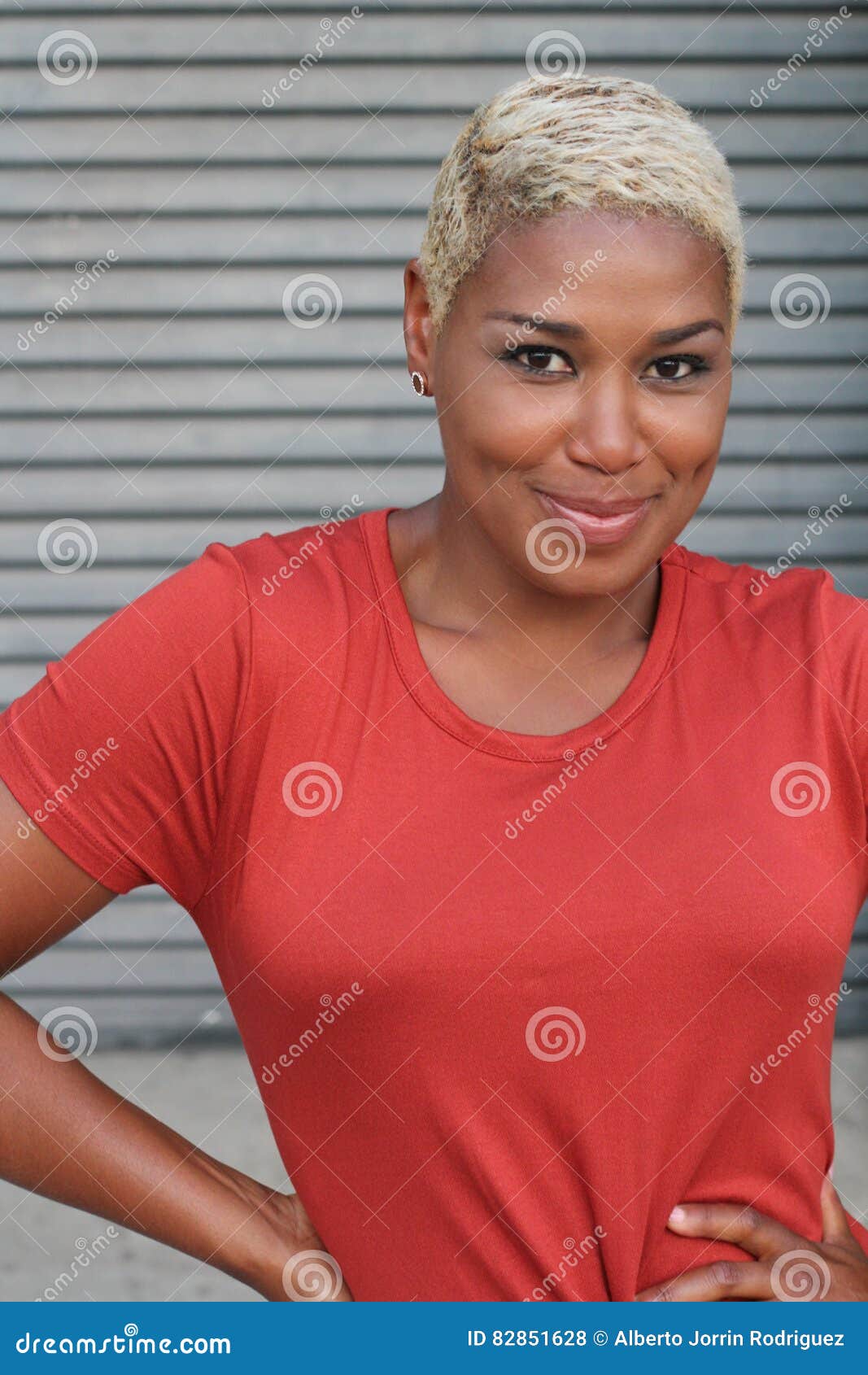 Femme Africaine Avec La Coupe Moderne De Cheveux Courts Photo stock - Image du coupe ...