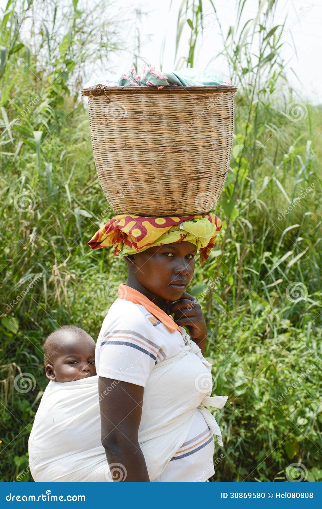 Femme Africaine Avec Le Bebe Sur Le Dos Image Editorial Image Du Porte Cheri