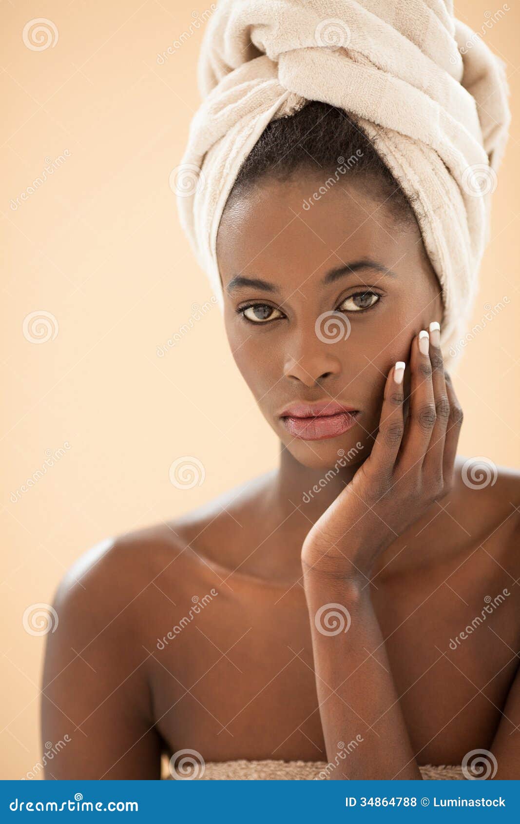 Femme Africaine Avec Une Serviette Principale Photo Stock Image Du Projectile Indoors 34864788 