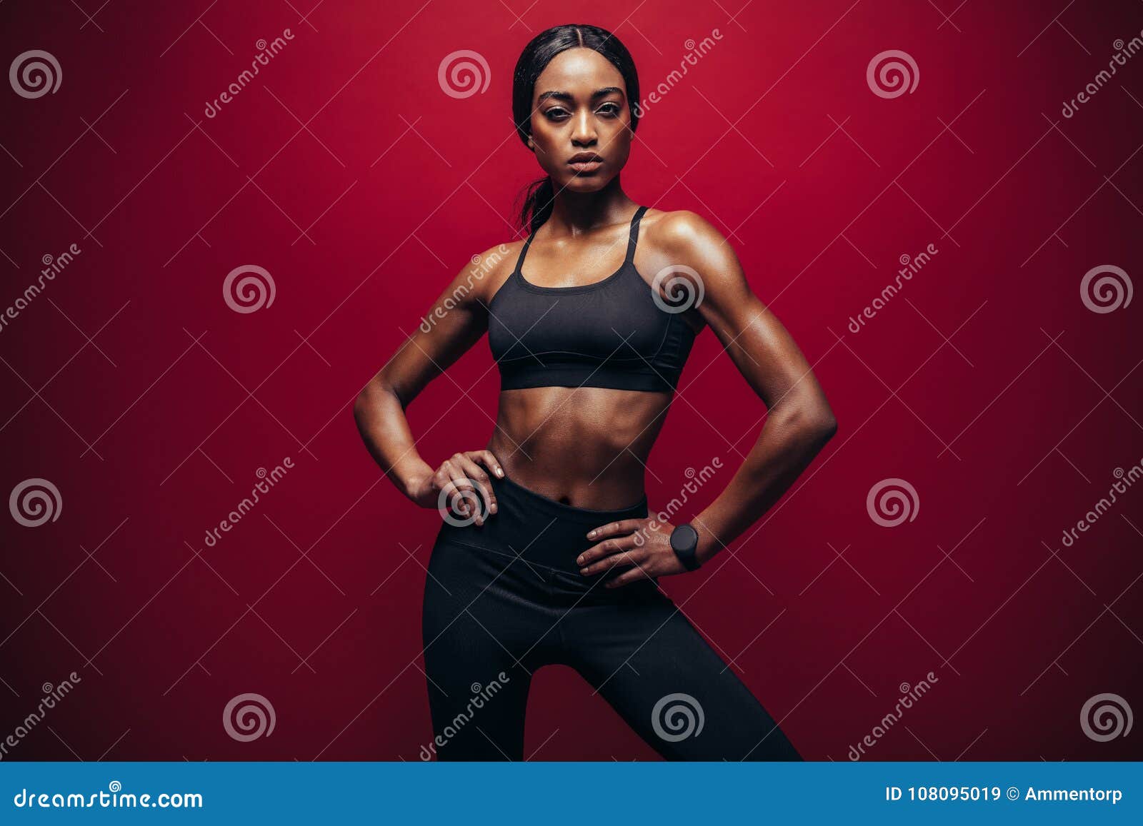 Belle Femme Africaine Avec Un Corps Mince En Bonne Santé Et Un Ventre Plat  En Survêtement Jaune Faisant De L'exercice Avec Des Haltères. Soins Du  Corps, Concept De Perte De Poids