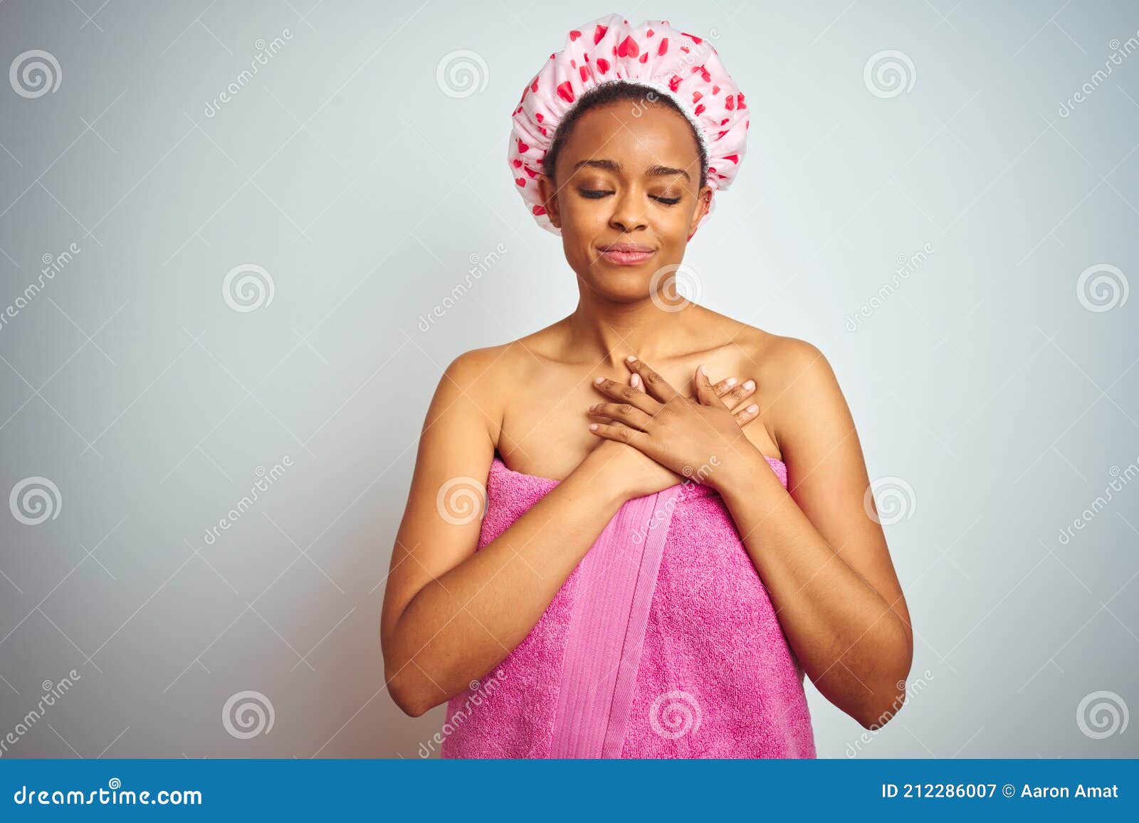 Femme Souriante Portant Un Bonnet De Douche Debout Isolé Sur Fond