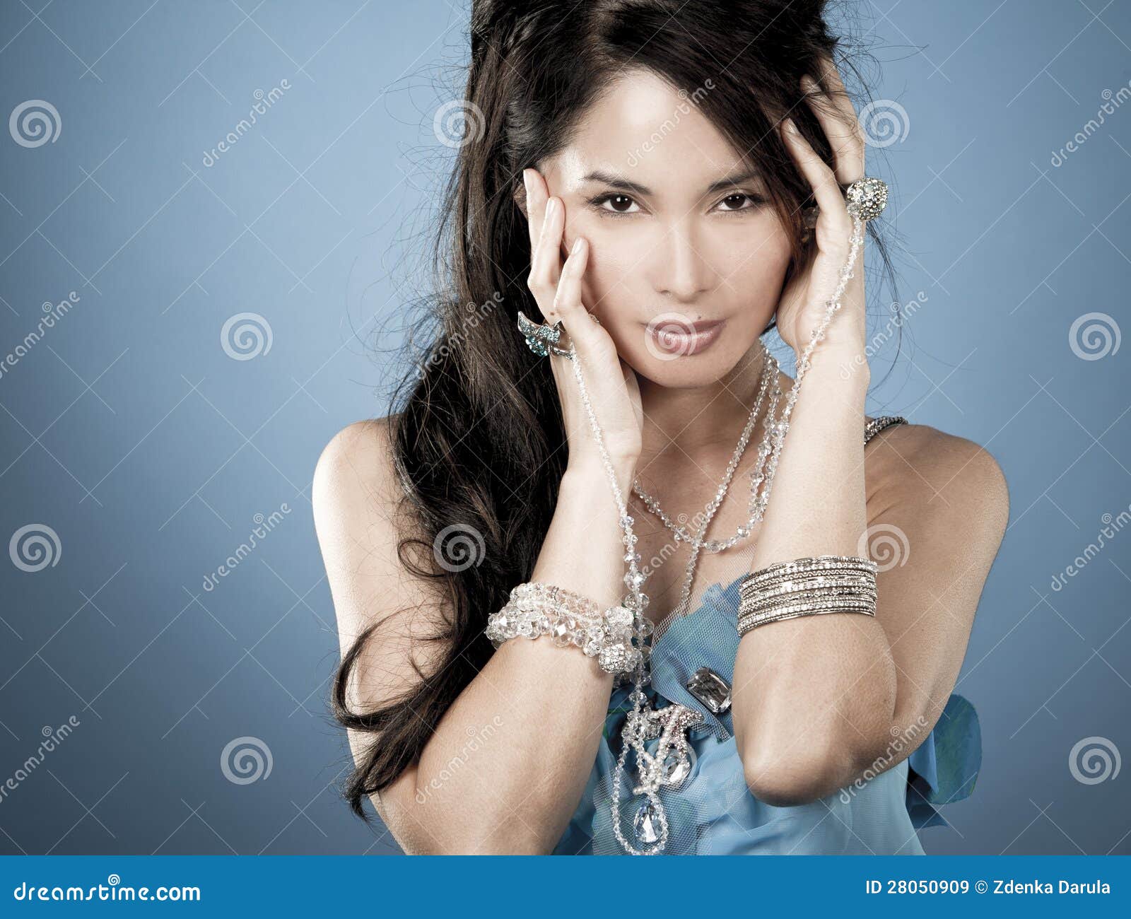 Femme asiatique de charme image stock. Image du renivellement 28050909