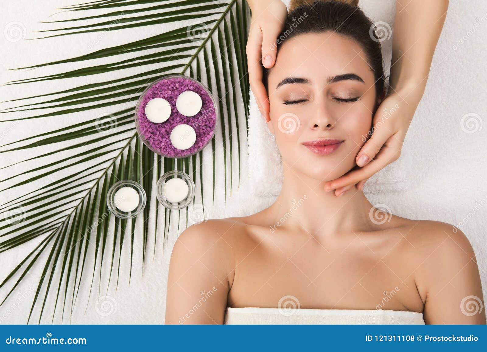 Femme Atteignant Le Massage Facial Professionnel Le Salon De Station Thermale Photo Stock