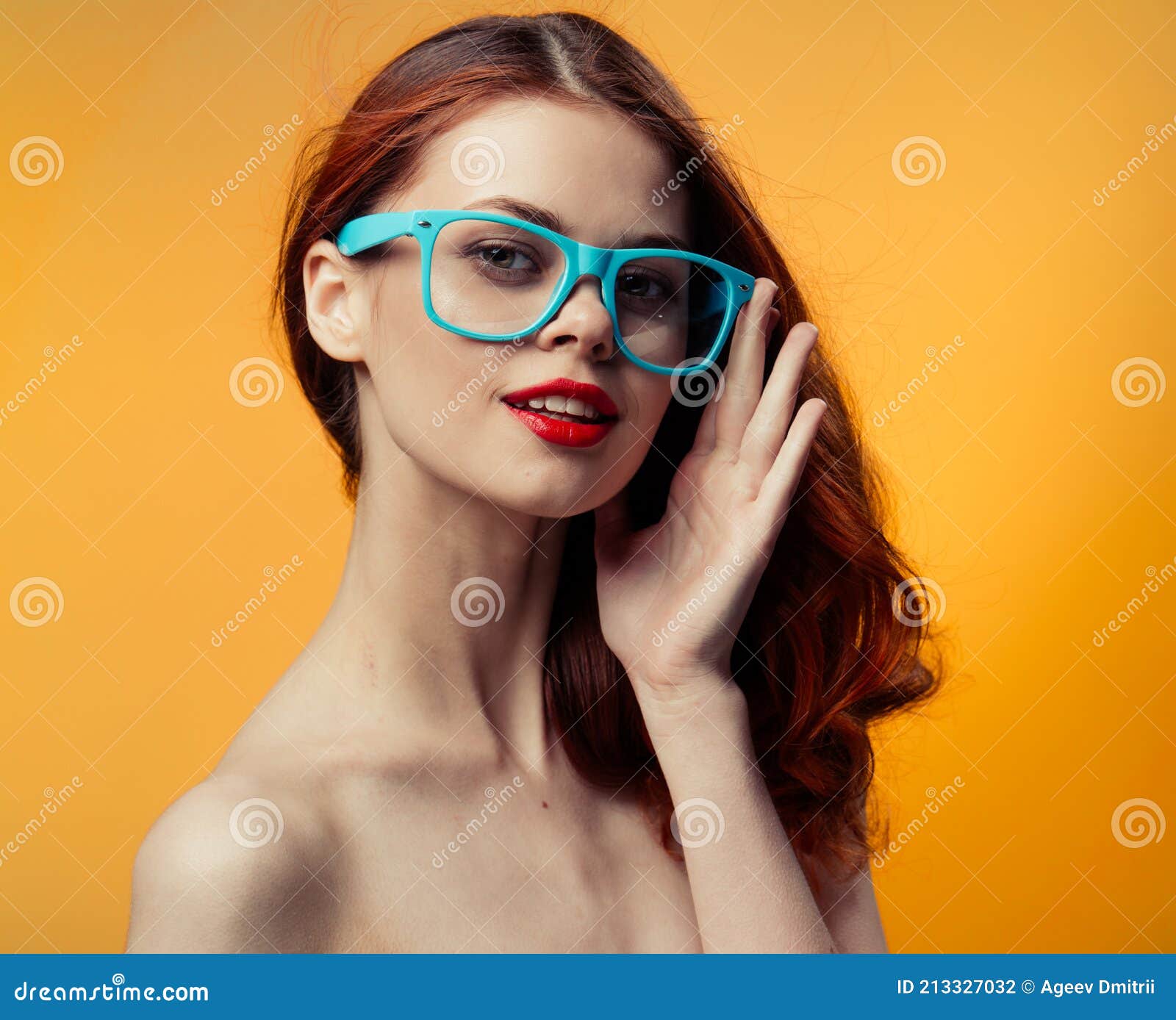 Femme Attrayante Avec Les épaules Nues Lunettes Bleues Cheveux Rouges Coupe  Vue Photo stock - Image du caucasien, humain: 213327032
