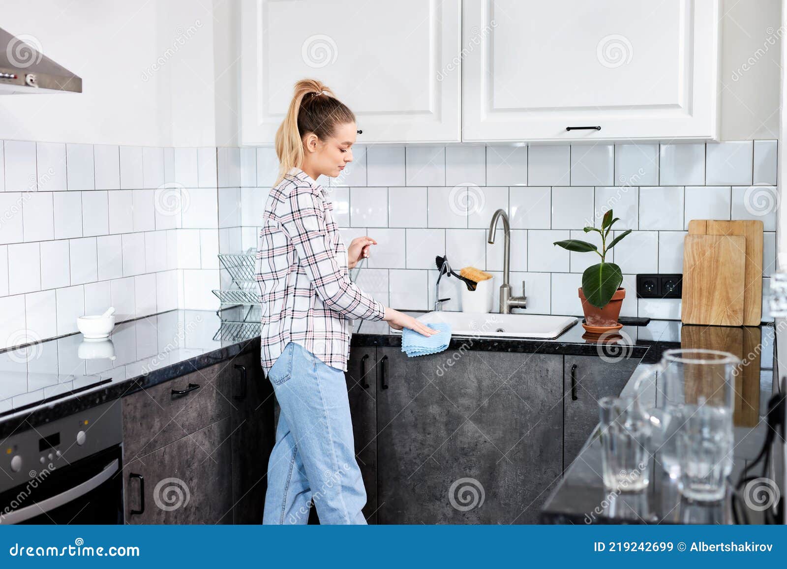 Femme Amicale Avec Cuisine De Nettoyage De Chiffon À La Maison