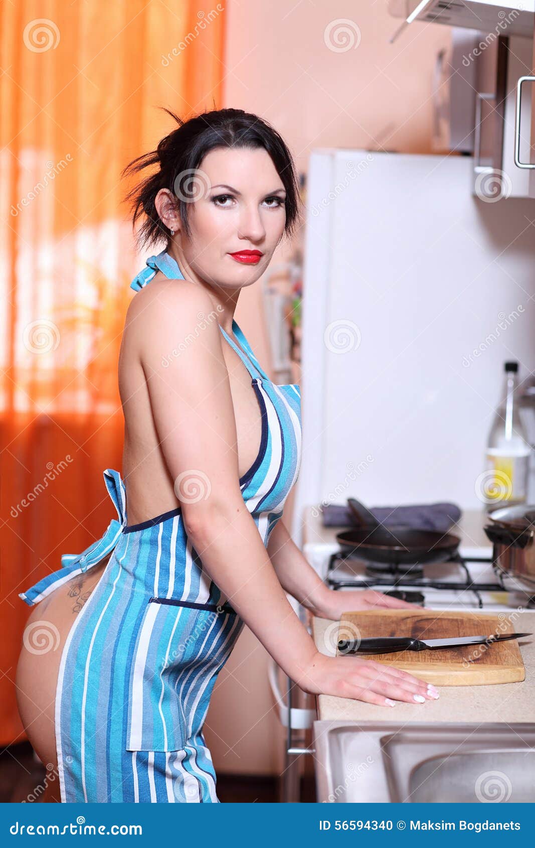 Femme Au Foyer Sexy Dans Le Tablier Préparant, à La Cuisine Photo stock -  Image du chiffre, farine: 56594340