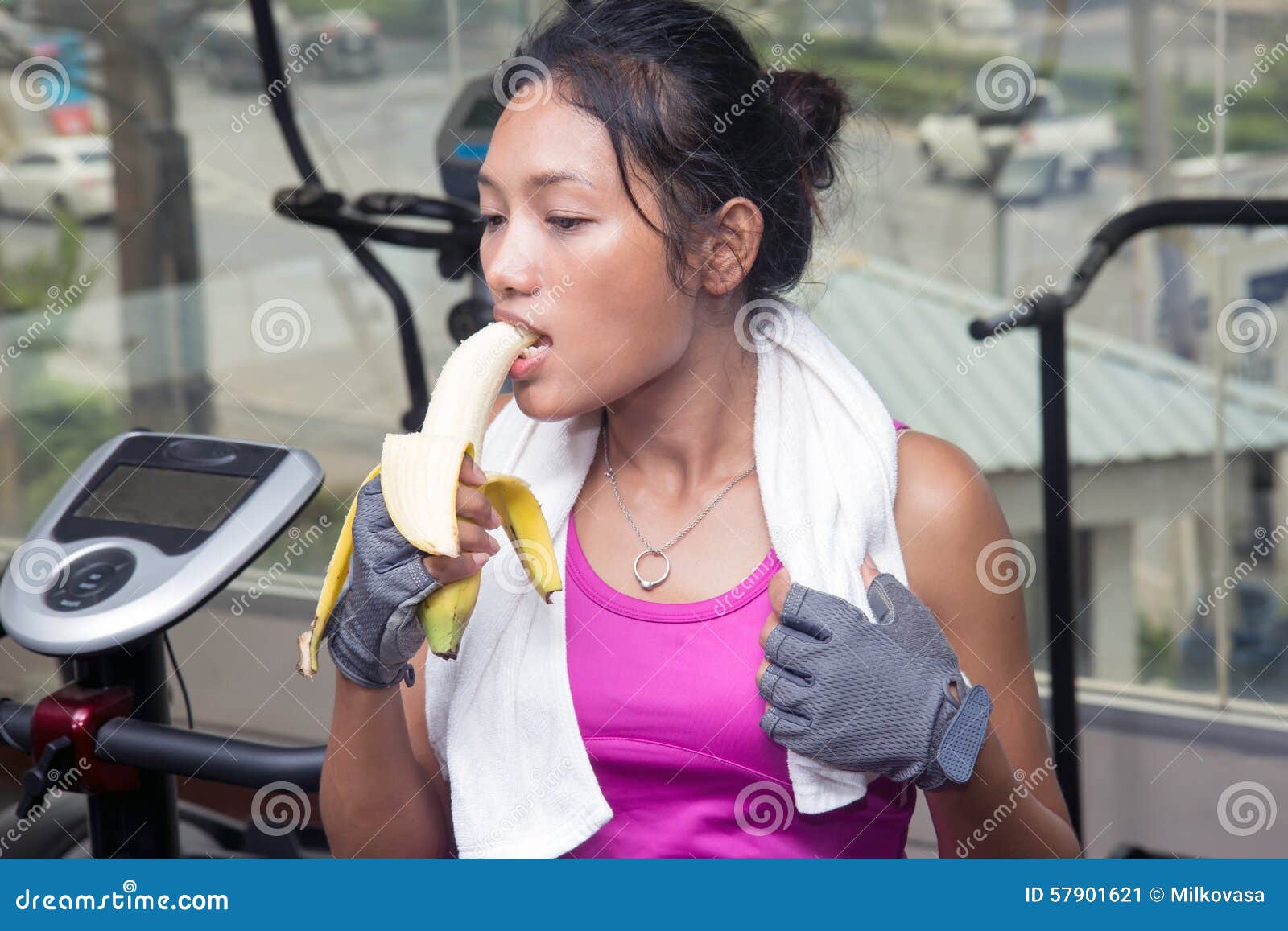 Femme Au Gymnase Mangeant Une Banane Image stock Image du pause