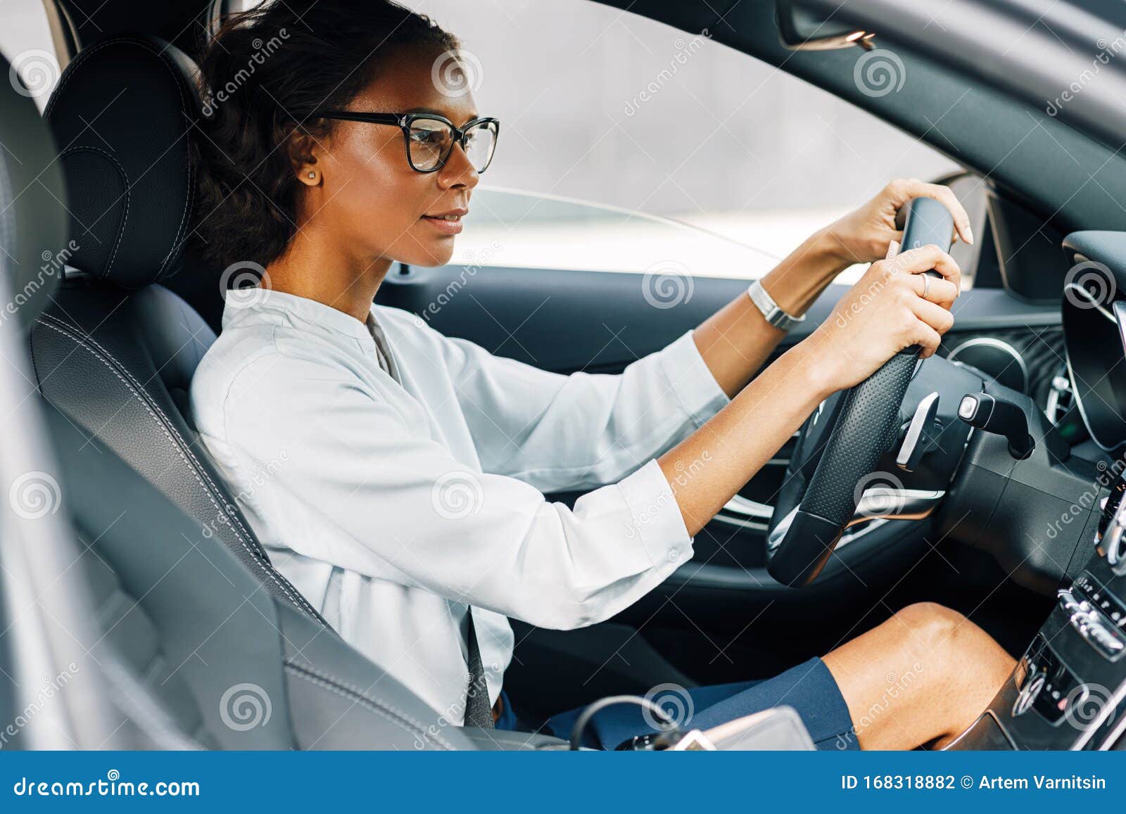 Femme Enceinte Au Volant D'une Voiture Portant Une Ceinture De