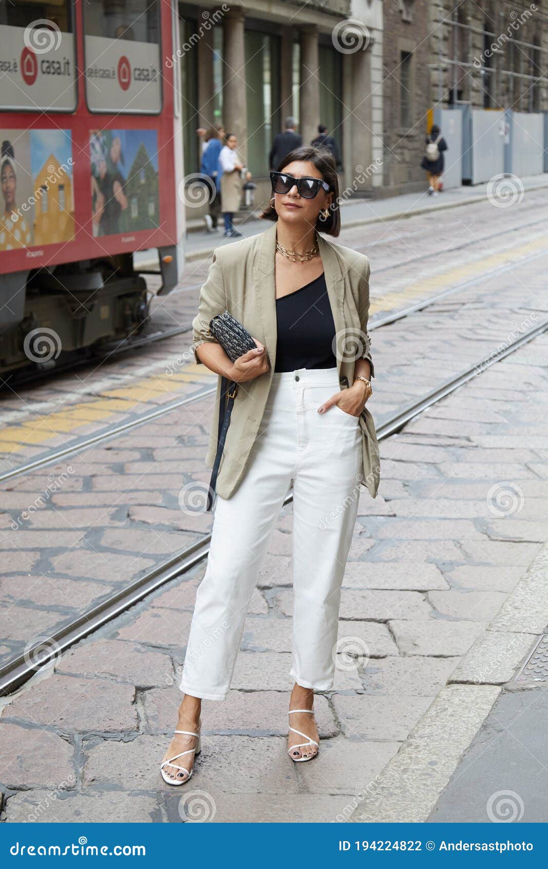 Femme Aux Pantalon Blanc Et Une Veste Beige Avant Semaine De Mode De Milan  Fashion Show De Calcaterra Photographie éditorial - Image du extérieur,  équipement: 194224822