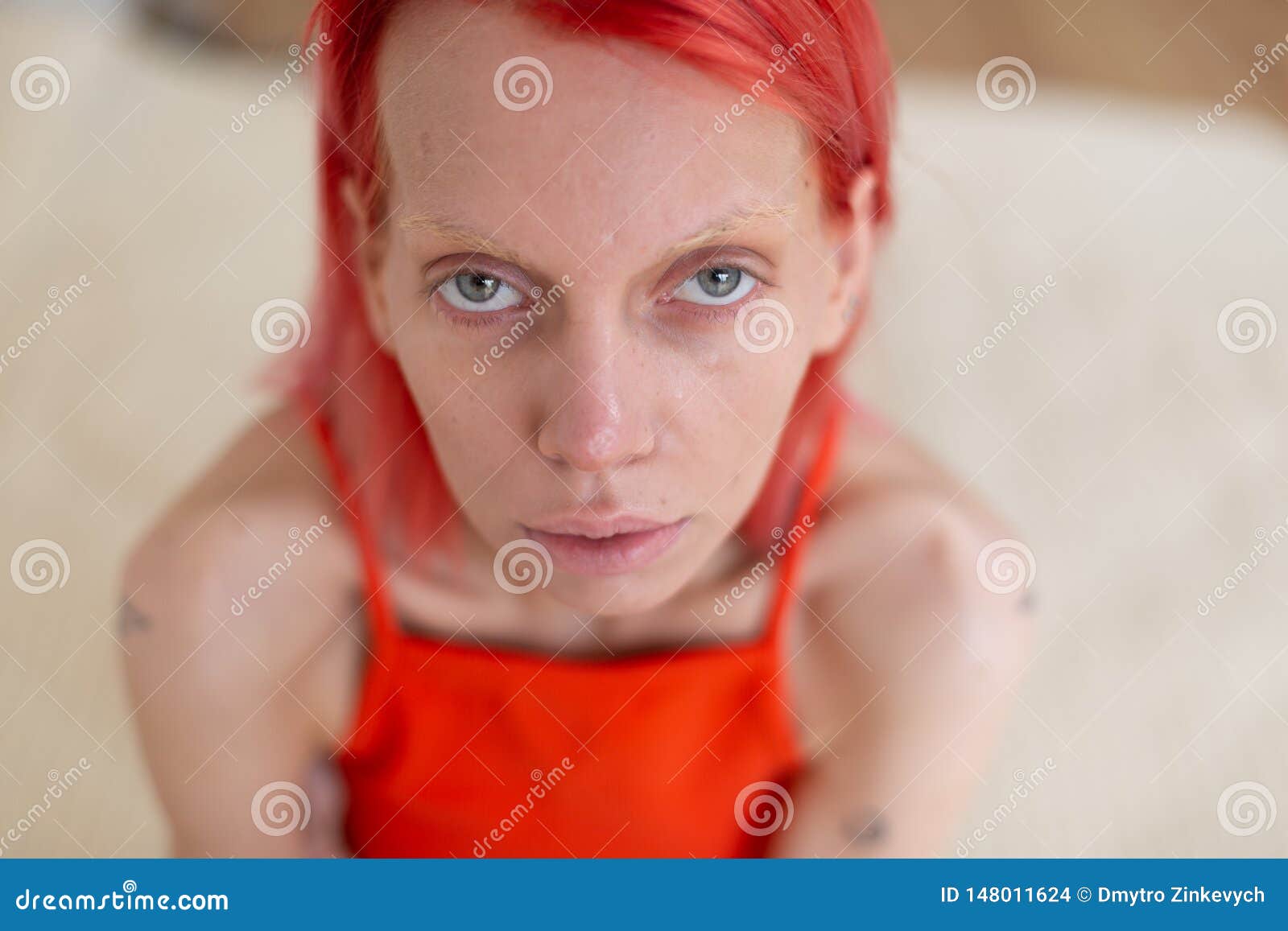 Femme Aux Yeux Gris Maigre Avec La Douleur Rouge De Cheveux De L