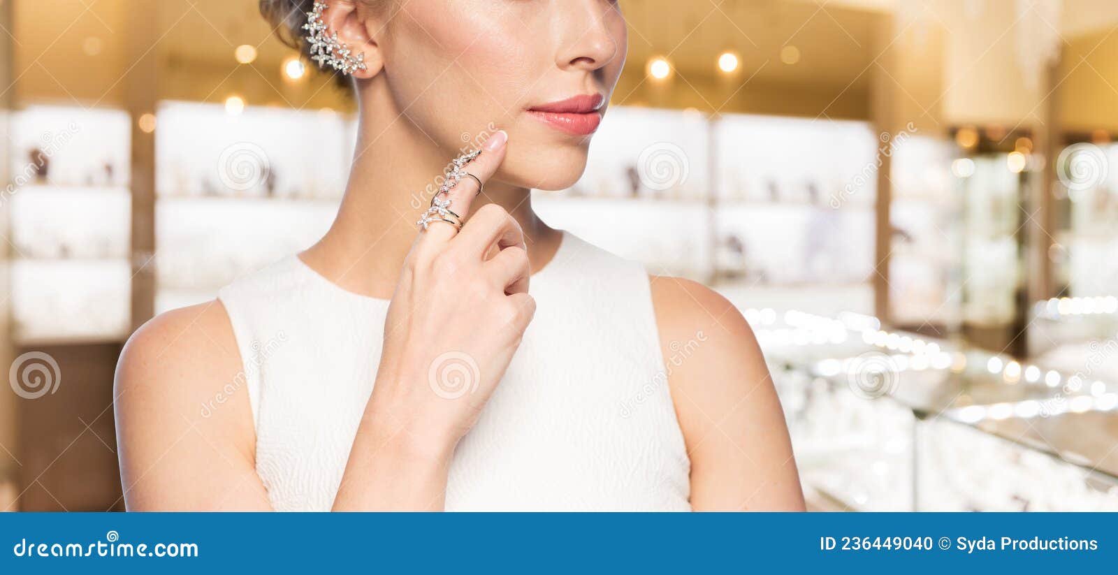 Femme Avec Bague En Diamant à La Bijouterie Photo stock - Image du ...