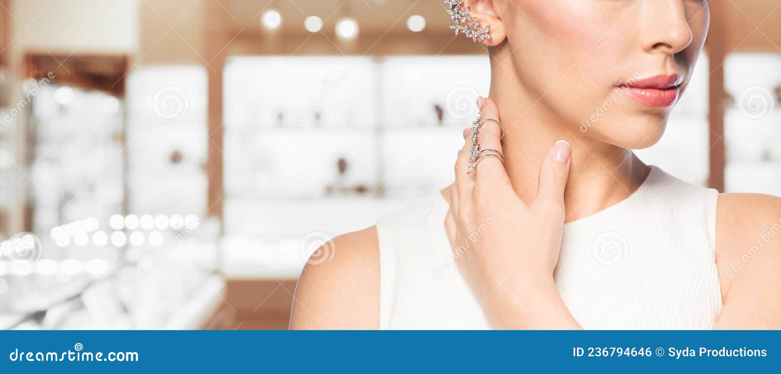 Femme Avec Bague En Diamant à La Bijouterie Photo stock - Image du ...