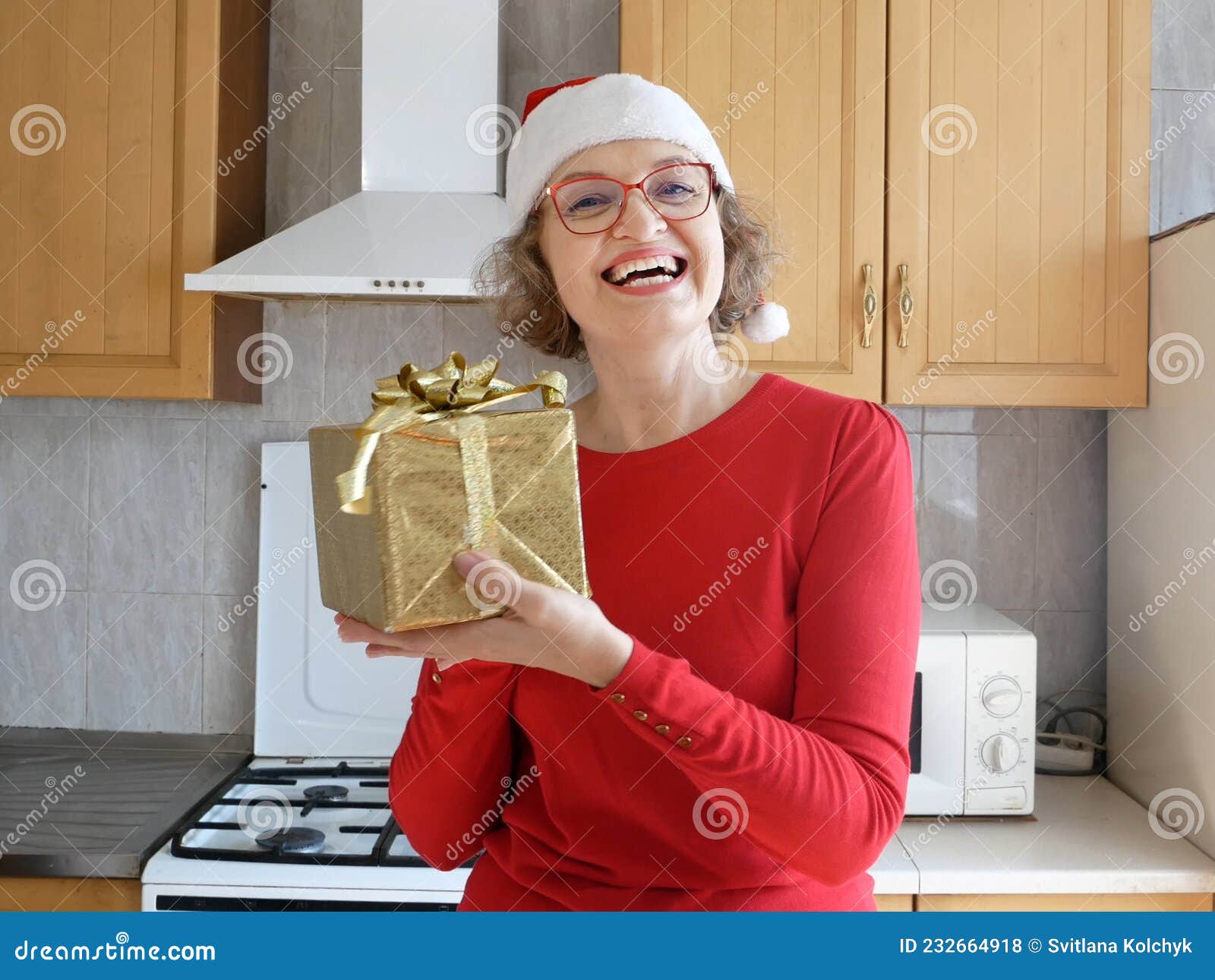 Femme Avec Cadeaux Pour Noël Et Nouvelle Année à La Maison à La Cuisine  Femme Souriante à Santa Chapeau D'aide Avec Boîte Cadeau Photo stock -  Image du cuisine, personne: 232664918