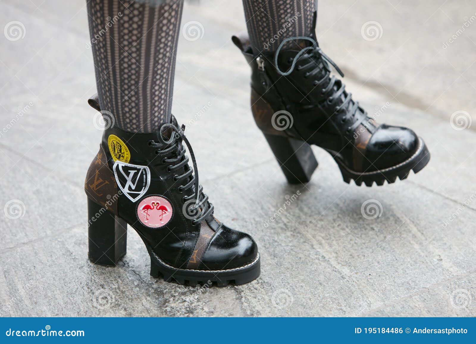 Femme Avec Des Chaussures à Talon Haut De Louis Vuitton Avant Style De Rue  De La Semaine De Mode De Milan Fashion Show D'emporio a Photo éditorial -  Image du exposition, brun