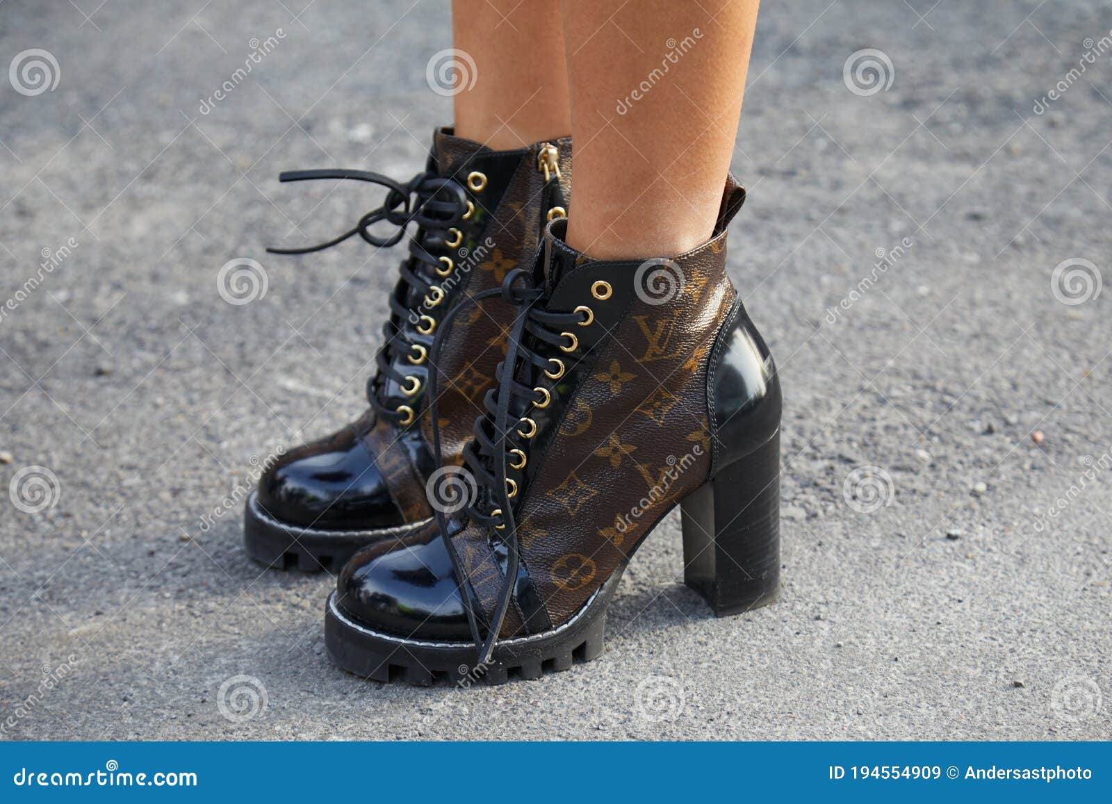 Femme Avec Des Chaussures à Talon Haut De Louis Vuitton Avant Style De Rue  De La Semaine De Mode De Milan Fashion Show Sur Gucci Image stock éditorial  - Image du chaussures