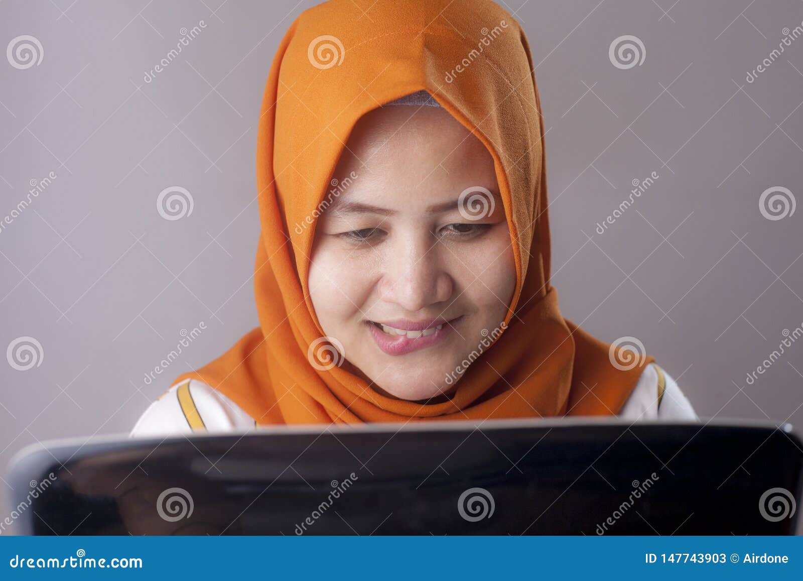 Femme Avec Lexpression Vilaine Regardant Lordinateur Portable Image stock  image
