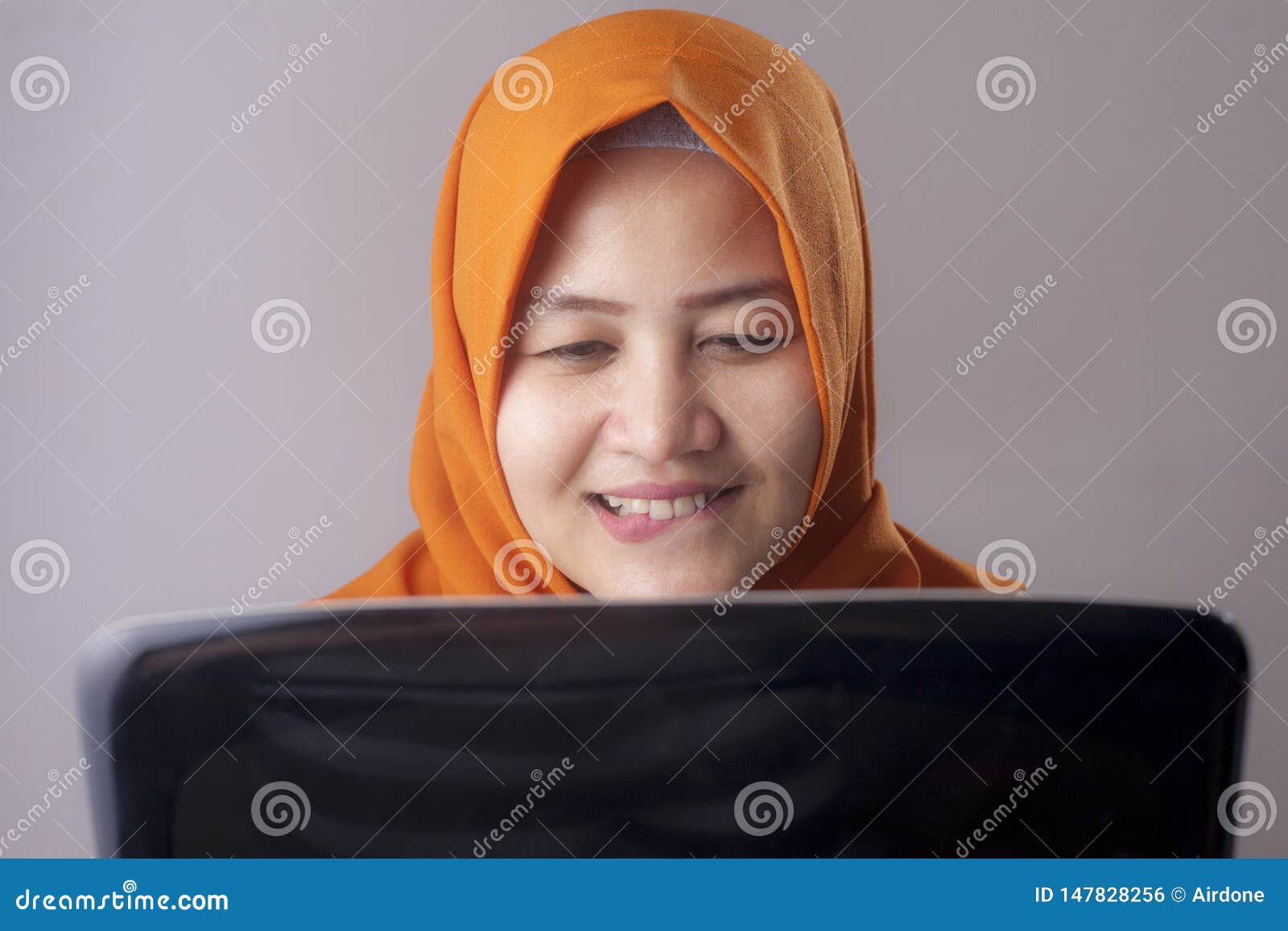 Femme Avec Lexpression Vilaine Regardant Lordinateur Portable Photo stock 