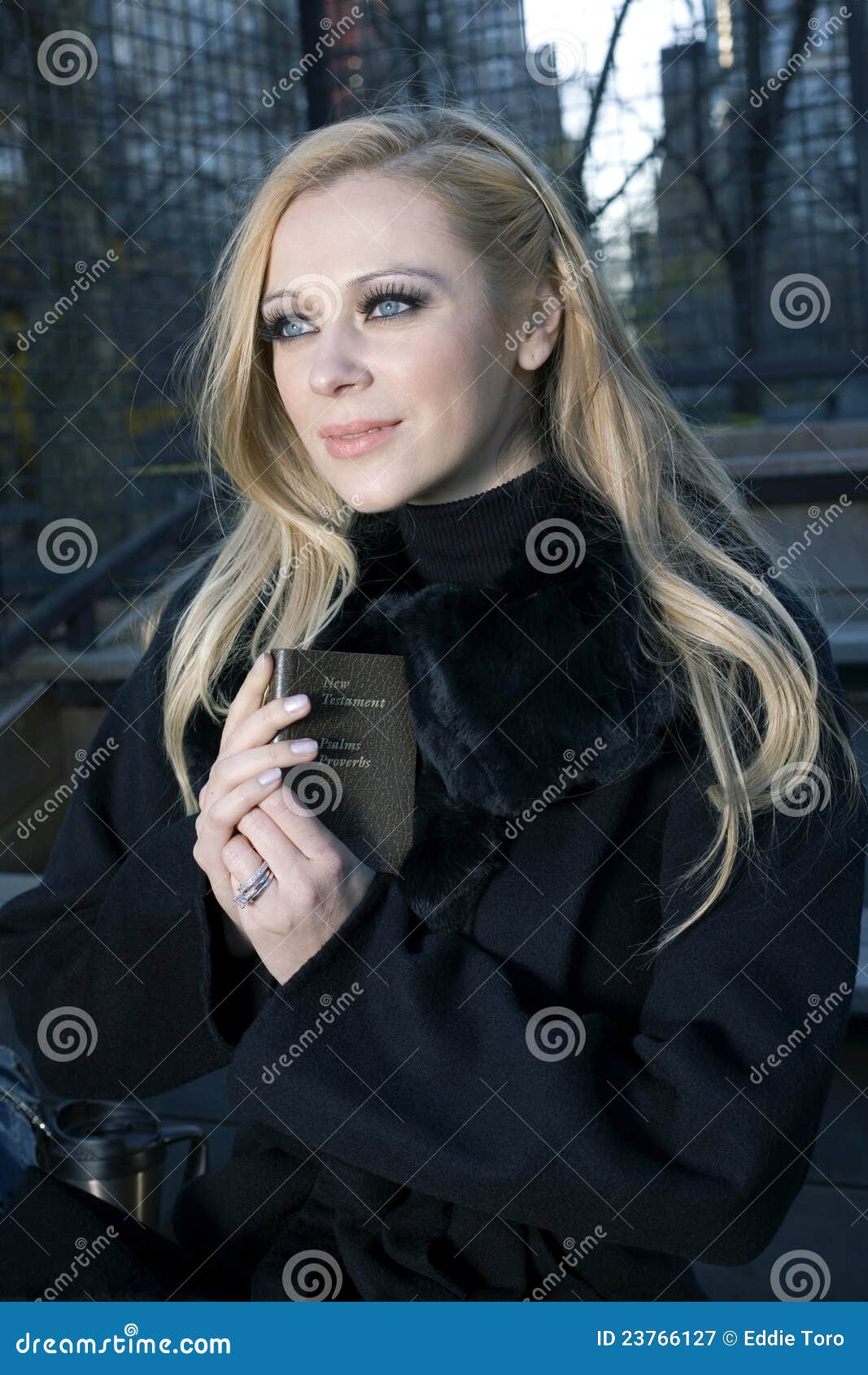 Femme avec la bible image stock. image du blanc, fixation - 23766127