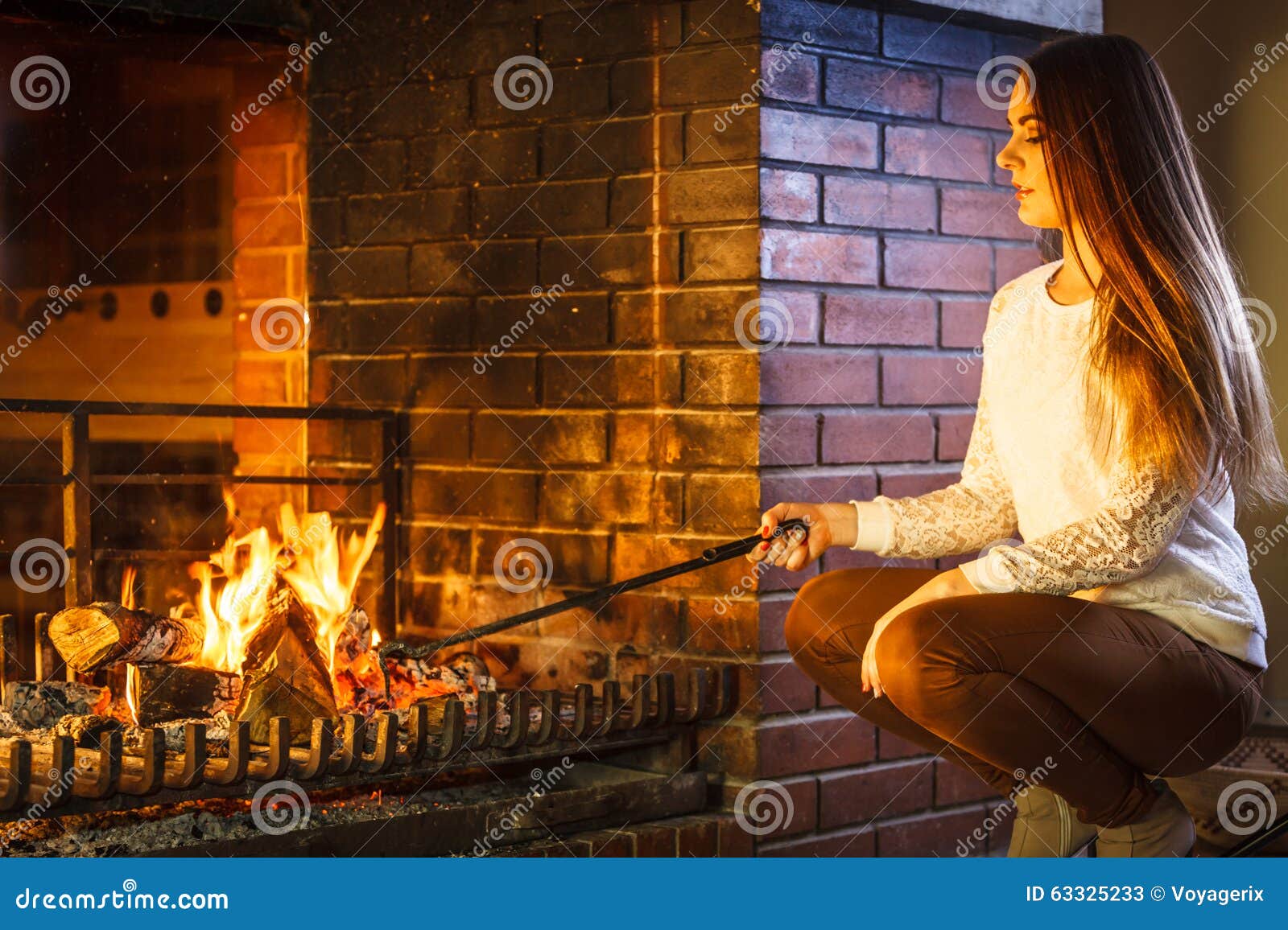 Femme Avec La Cheminée De Tisonnier De Fer De Feu à La Maison Image stock -  Image du incendie, fille: 63325233