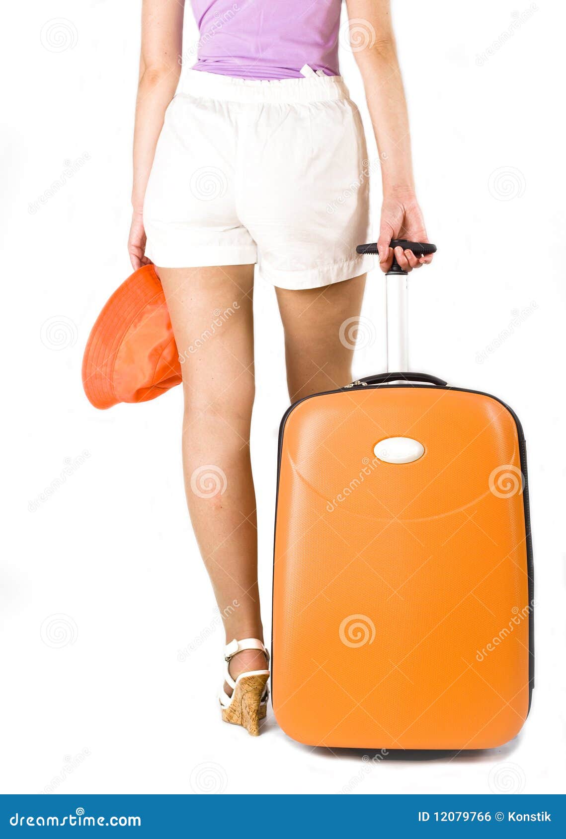 Femme avec la valise pour des courses, orientation sur la valise