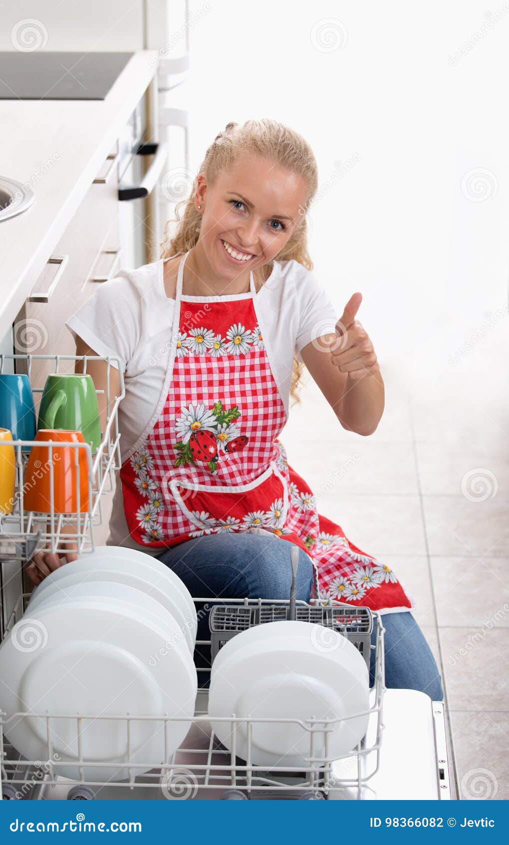 jeune femme a lavé la vaisselle dans une cuisine 11811743 Photo de stock  chez Vecteezy