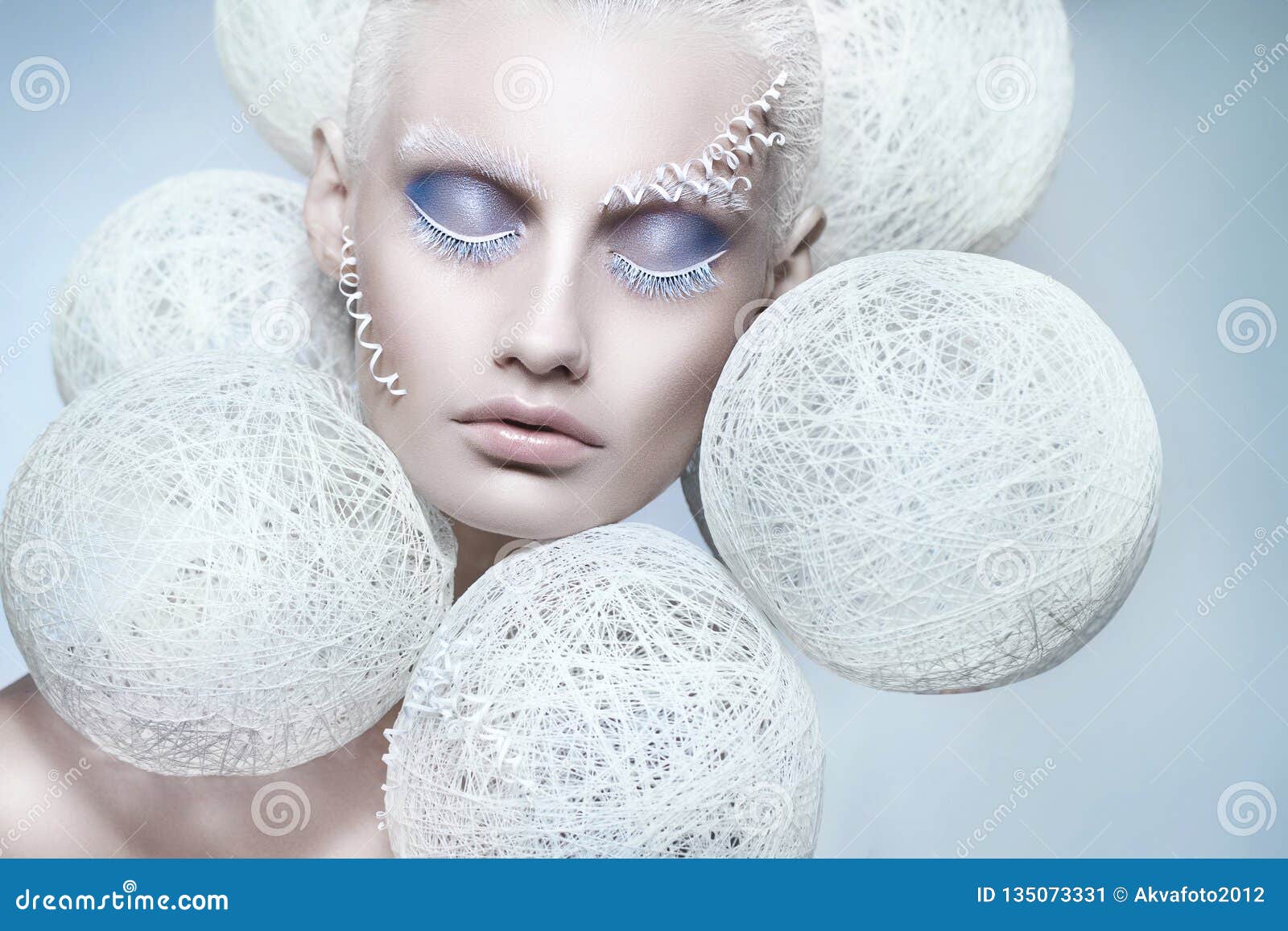 Femme Avec Le Maquillage Blanc Et Bleu Créatif Belle Verticale De L'hiver  Image stock - Image du tressé, jeux: 135073331