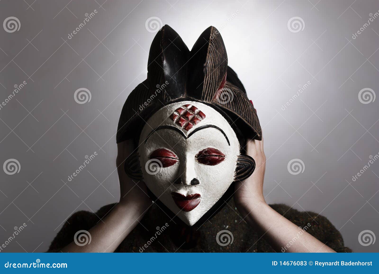 Femme Avec Le Masque Africain Image stock - Image du africain, avec:  14676083