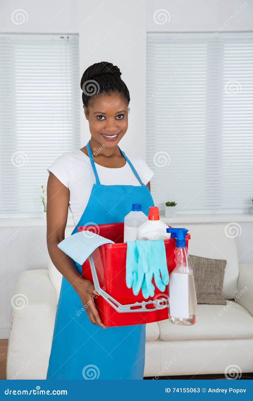 Femme de ménage tenant le panier avec l'équipement de nettoyage sur fond  lumineux. Photo conceptuelle du nettoyage du printemps Photo Stock - Alamy