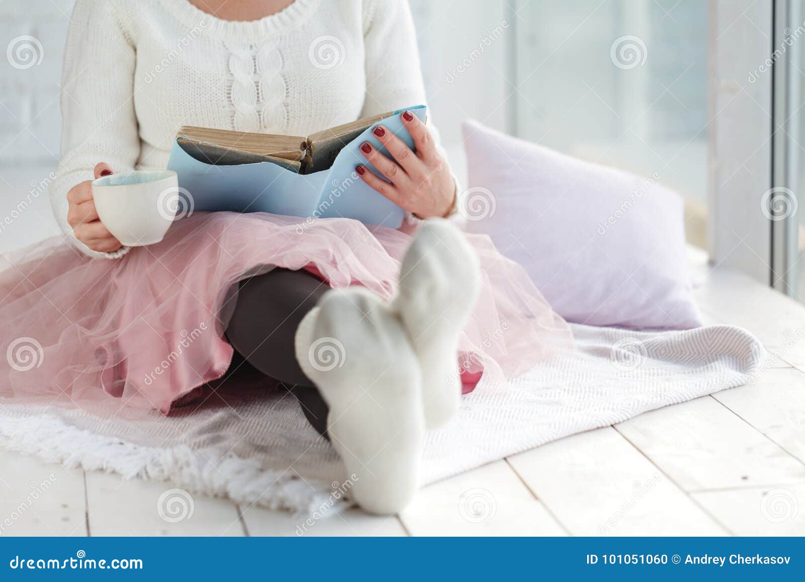 Femme Portant Des Chaussettes Blanches Pour Les Soins Des Pieds