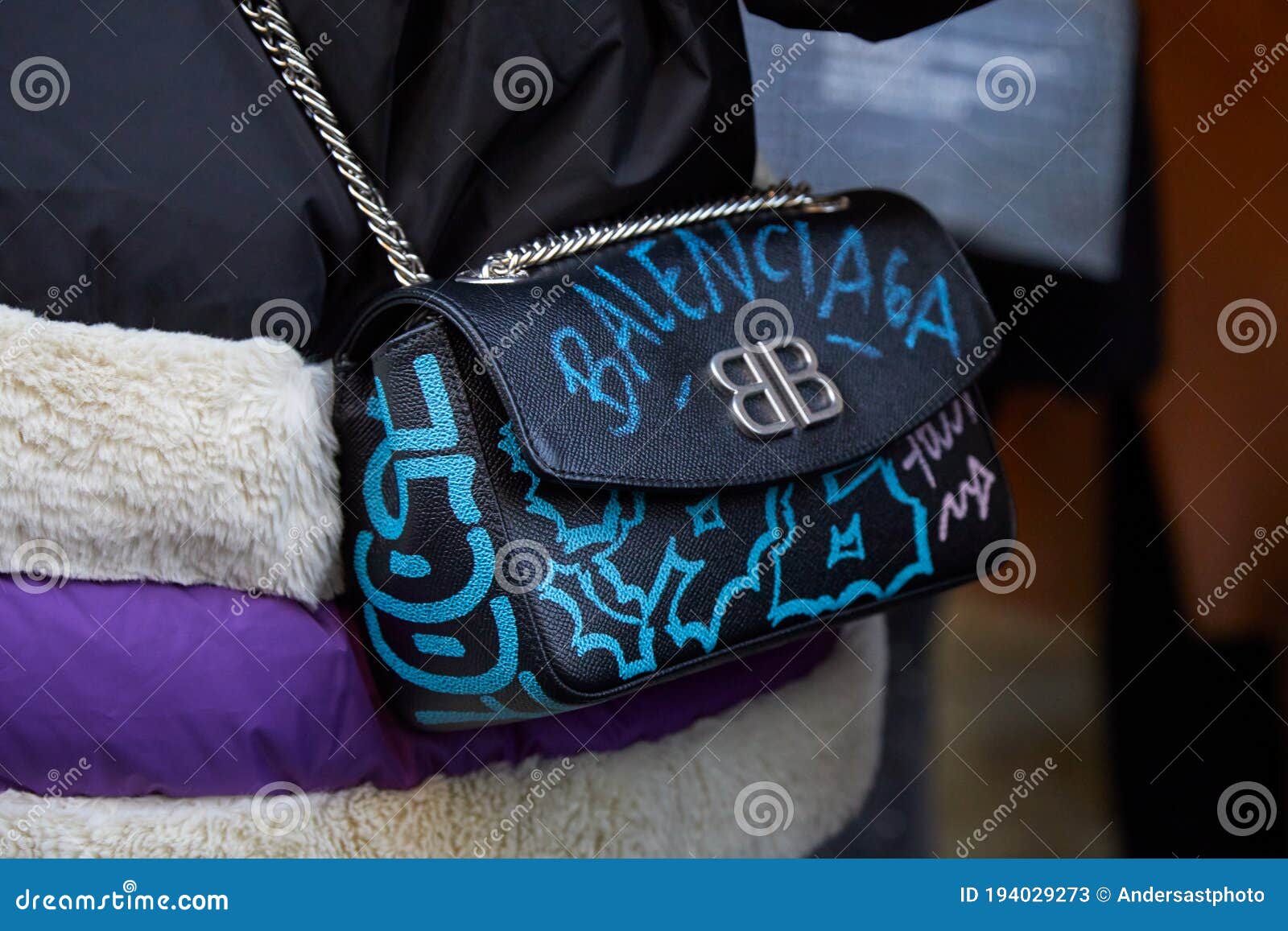 Femme Avec Le Sac En Cuir Noir Avec Balenciaga Avant L criture