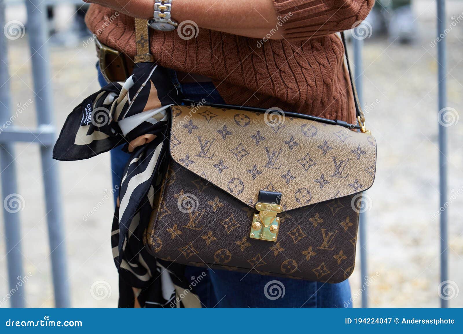 Femme Avec Le Sac Louis Vuitton Et écharpe Avant De Chanel Semaine