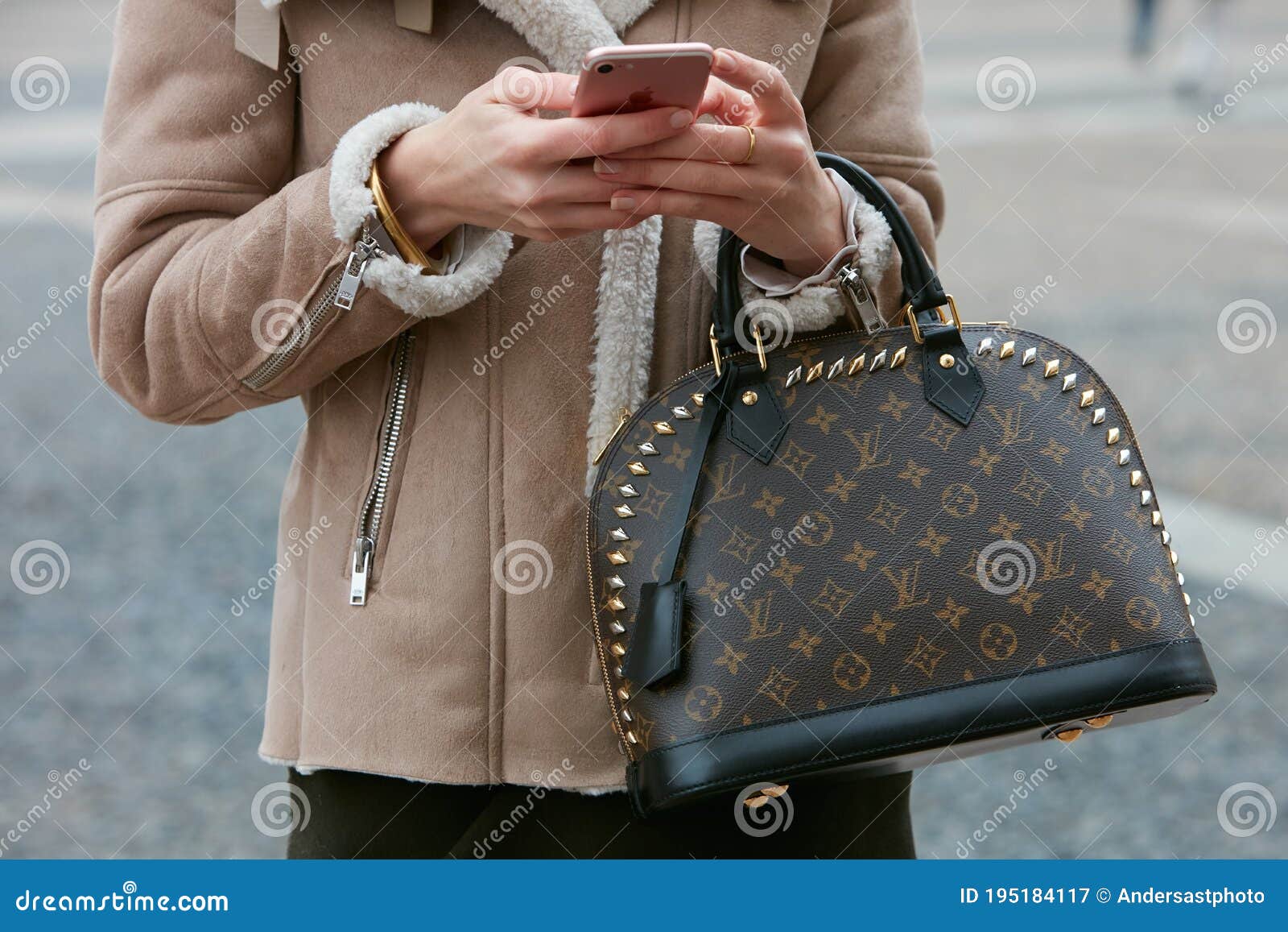 Femme Avec Le Sac Louis Vuitton Et Manteau De Fourrure De Mouton