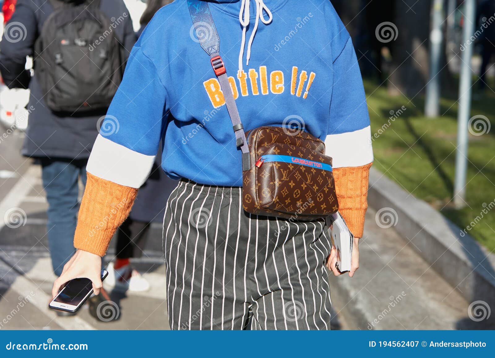 Femme Avec Le Sac Louis Vuitton Et Pull Bleu Et Orange Avant Mode