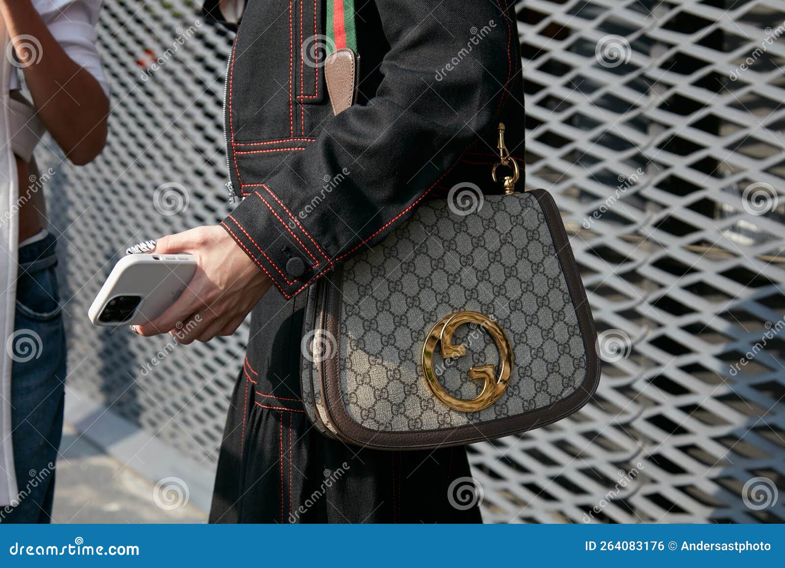 MILAN, ITALIE - 23 SEPTEMBRE 2022: Femme avec sac Gucci marron avec motif  de logo avant le défilé de mode Gucci, Milan Fashion week Street style  Photo Stock - Alamy