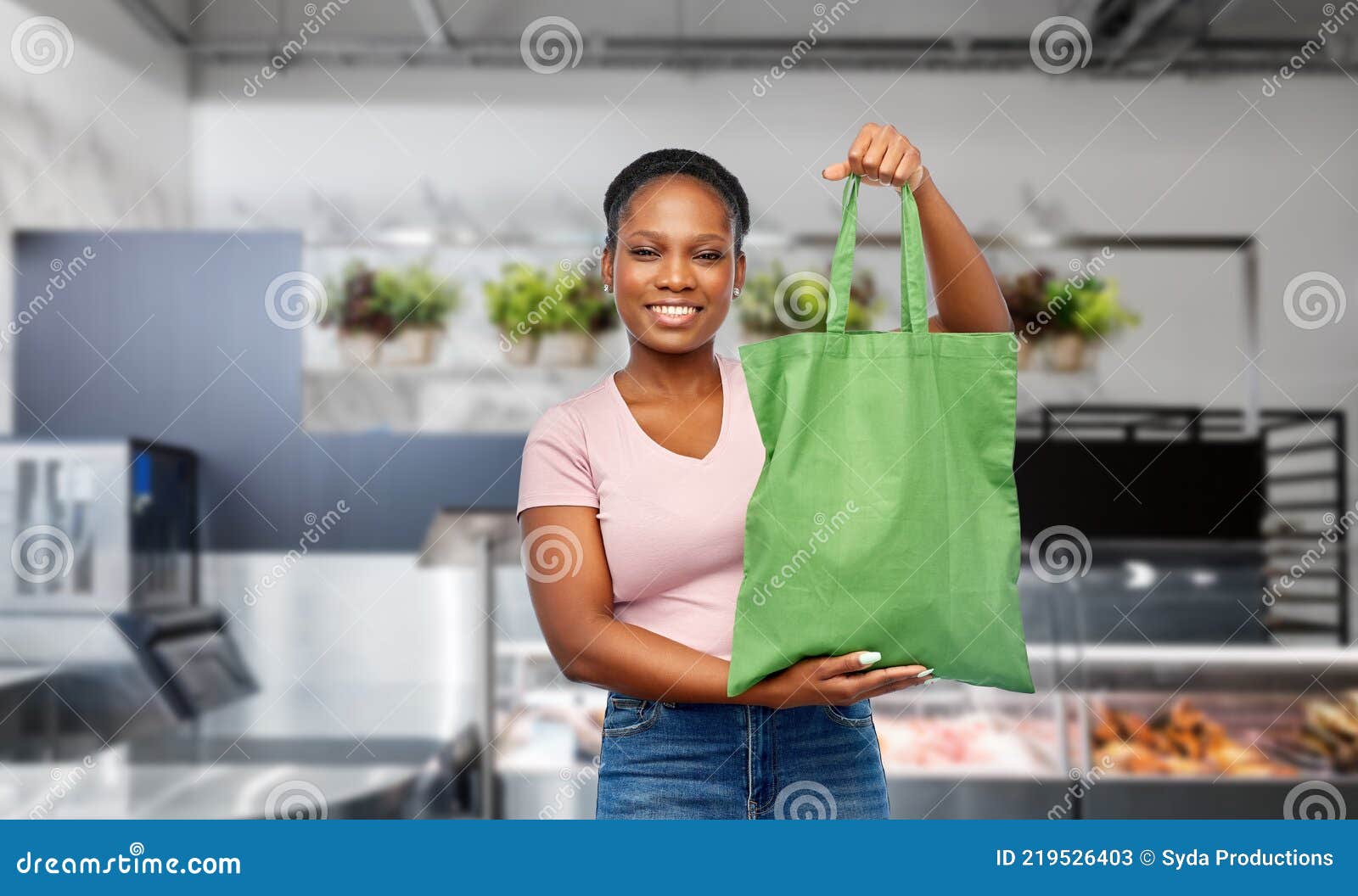 Femme Avec Sac Réutilisable Pour Le Shopping Alimentaire Image stock -  Image du consommation, africain: 219526403