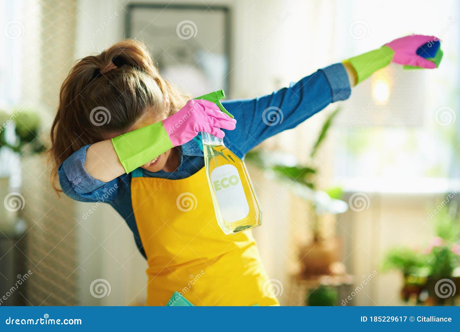 Femme Avec Tamponner De Produits Et D'éponge De Nettoyage Image