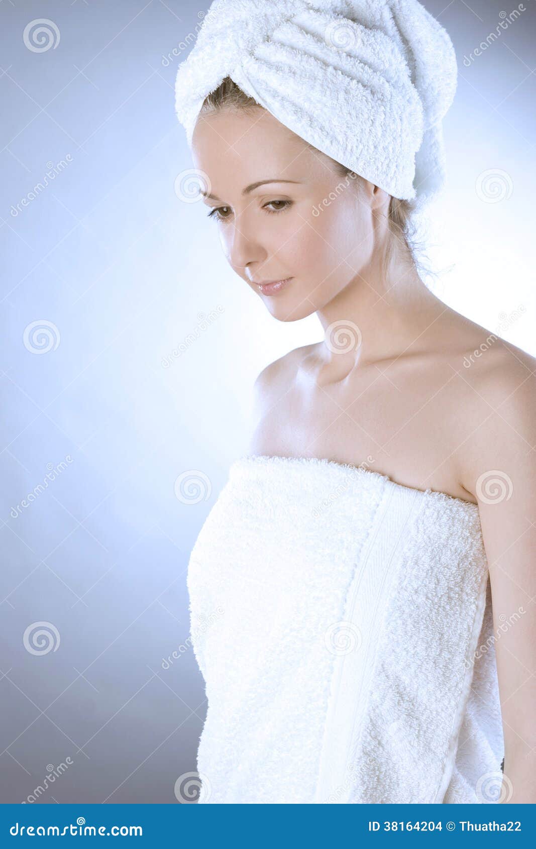 Как завязывать полотенце на голове. Полотенце на голове. Женщина с полотенцем на голове. Полотенце для волос. Полотенце на голове после душа.